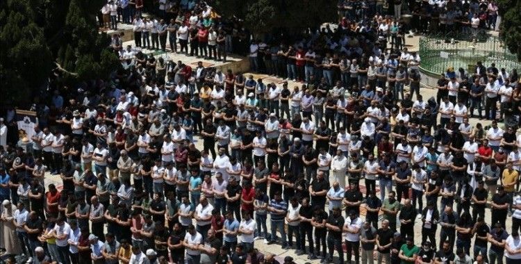Mescid-i Aksa'da ramazan ayının üçüncü cumasına 60 bin kişi katıldı