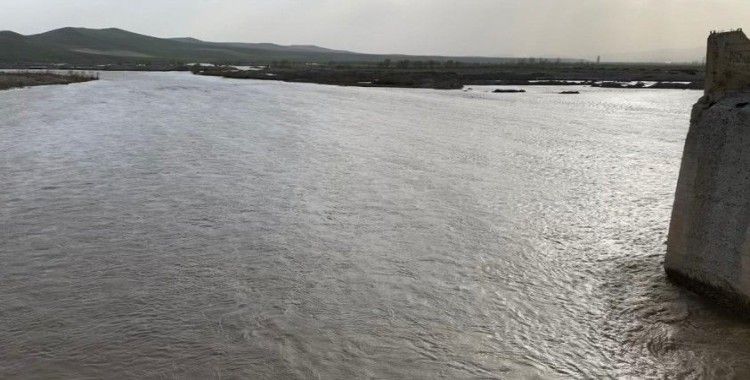 Eriyen karlar Aras Nehri’nde su seviyesini yükseltti, araziler su altında kaldı