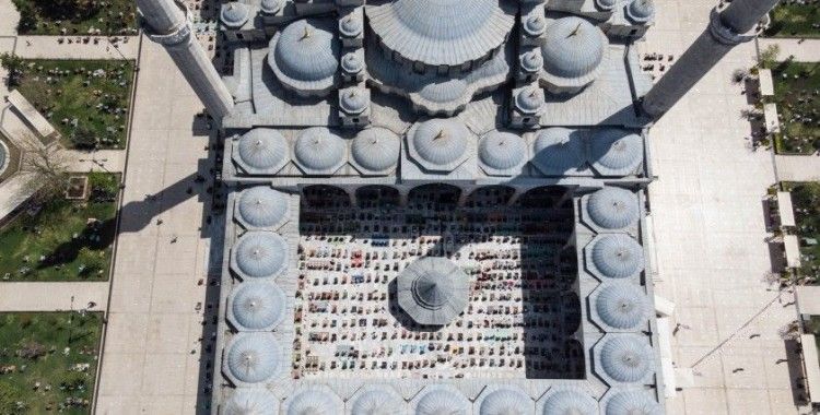 İstanbul’da tam kapanmada ilk cuma namazı kılındı