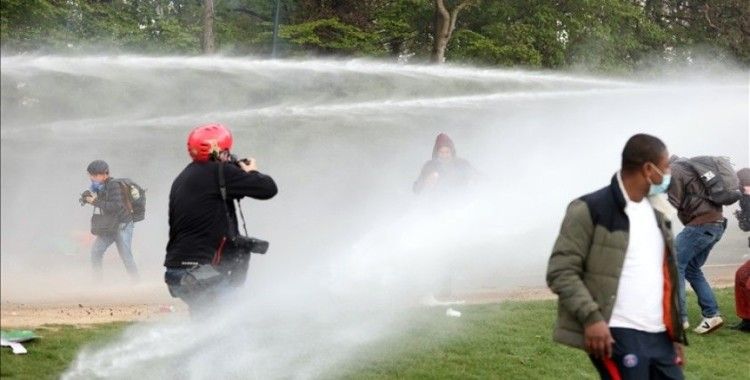 Belçika'da parkta parti düzenlemek isteyen gençlere polis müdahale etti