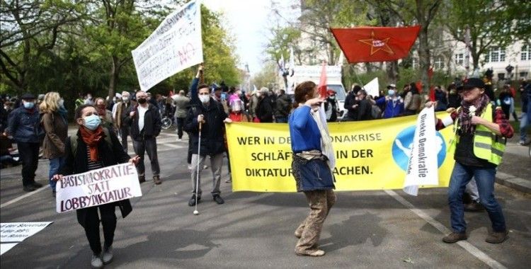 Berlin'de Alman hükümetinin Kovid-19 salgınında izlediği politika protesto edildi