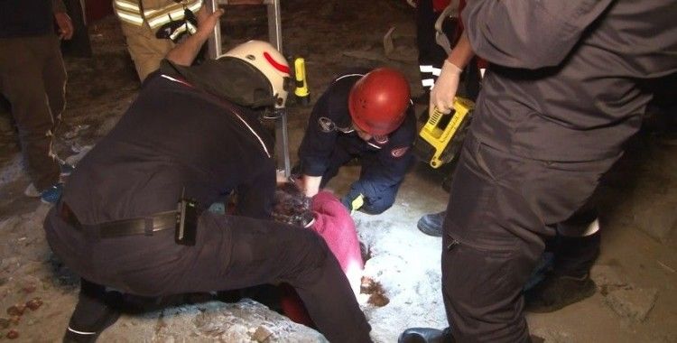 Beyoğlu’nda açık bırakılan kanalizyon çukuruna düşen yaşlı kadını itfaiye kurtardı