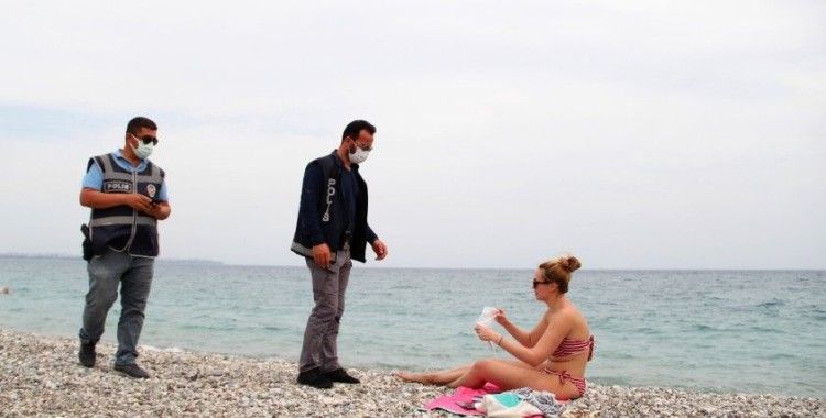 Antalya polisinden sahildeki turistlere de sıkı denetim