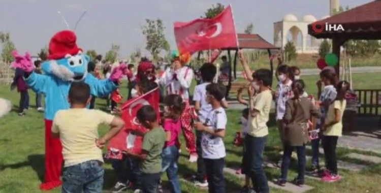 Türk askeri çocukları mutlu etmeye devam ediyor