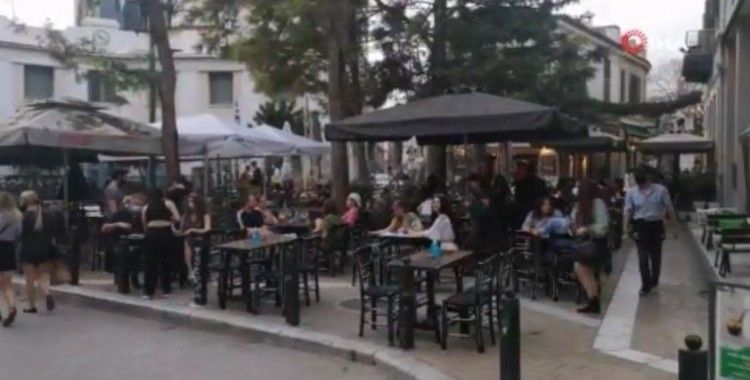 Yunanistan'da halk kafe ve restoranlara akın etti