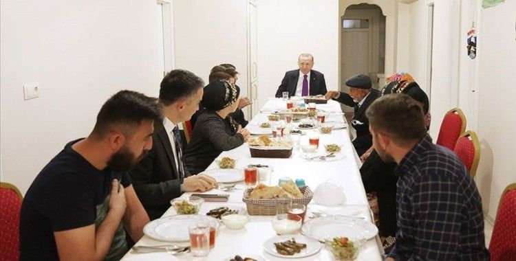 Cumhurbaşkanı Erdoğan, Ankara'nın Ayaş ilçesinde hayvancılıkla uğraşan bir aileye iftarda konuk oldu