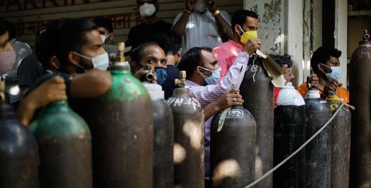 Hindistan'da 688 binden fazla hasta için tıbbi oksijene ihtiyaç duyuluyor