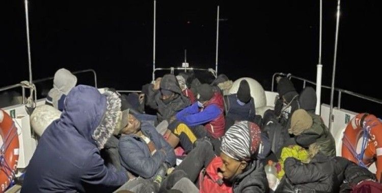Balıkesir açıklarında 30 düzensiz göçmen kurtarıldı