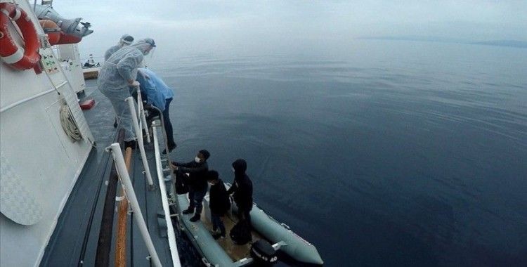 İzmir açıklarında Türk kara sularına itilen 8 düzensiz göçmen kurtarıldı