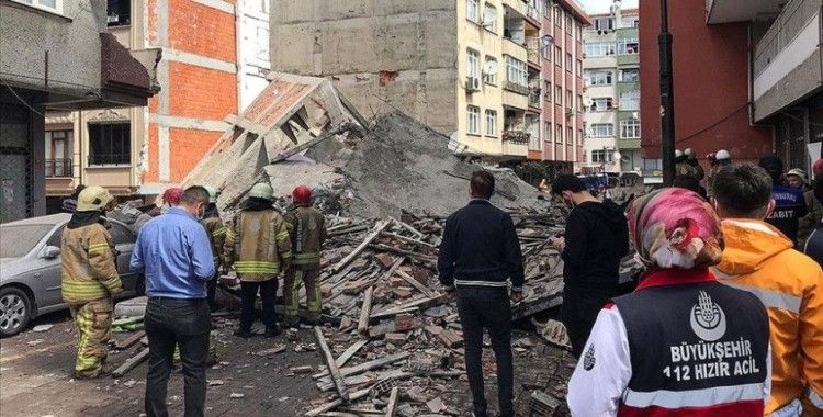 Zeytinburnu'nda daha önce boşaltıldığı öğrenilen 5 katlı bina çöktü