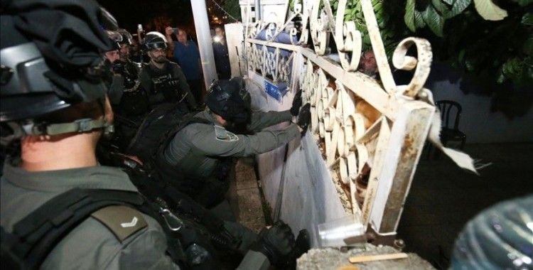 İsrail polisi, Doğu Kudüs'te Filistinli ailenin evine zorla girdi