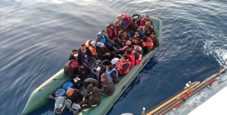 Arıza nedeniyle denizin ortasında kalan lastik bottaki 28 düzensiz göçmen kurtarıldı