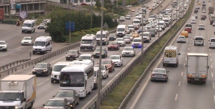 İstanbul'da tam kapanmada hafta sonu öncesi trafik yoğunluğu