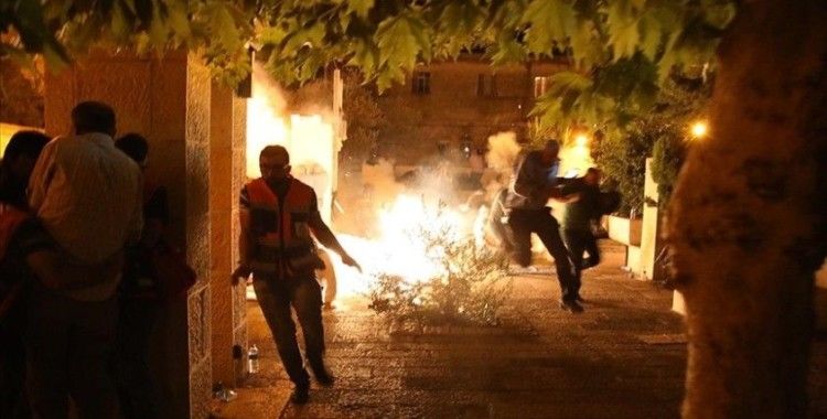 İsrail polisi, Mescid-i Aksa’ya girerek ses bombalarıyla cemaate saldırdı