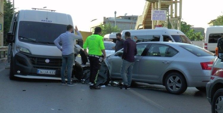 Sultanbeyli’de servis minibüsüyle otomobil kafa kafaya çarpıştı: 1 yaralı
