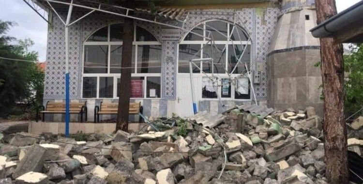 Ankara’da fırtına caminin minaresini yıktı