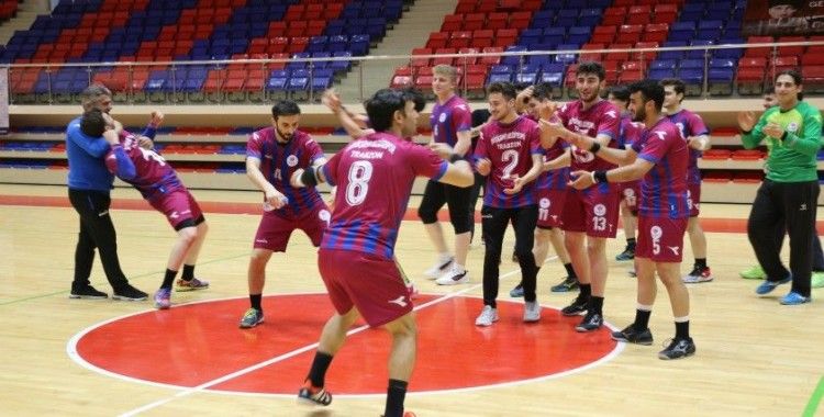 Karadeniz ekibi Erkekler Hentbol Süper Ligi’ne yükselmeyi kolbastı ile kutladı