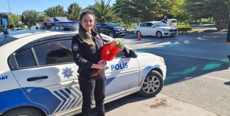 Bakırköy’de görevi başındaki kadın polislere Anneler Günü’nde çiçek sürprizi