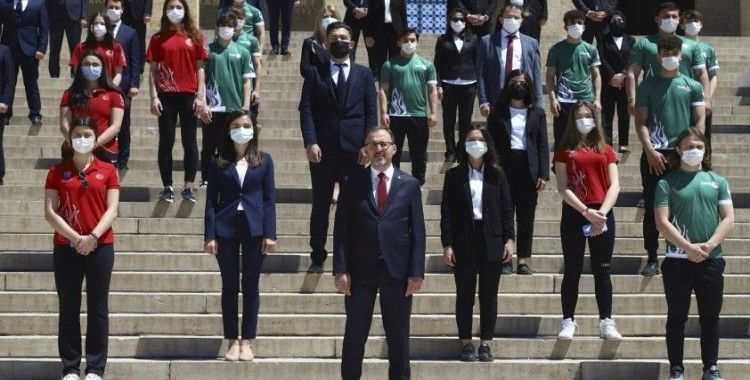 Bakan Kasapoğlu, 19 Mayıs sebebiyle Anıtkabir’de düzenlenen törene katıldı