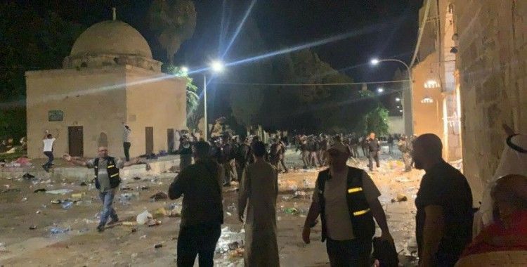 İsrail, Mescid-i Aksa'da ibadet edenlere göz yaşartıcı gaz, ses bombası ve plastik mermi ile saldırdı