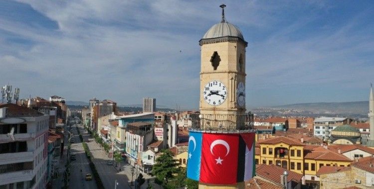 Tarihi Saat Kulesi’ne Doğu Türkistan ve Filistin bayrağı asıldı