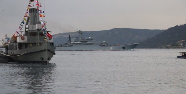 Rus ve İngiliz savaş gemileri peş peşe Çanakkale Boğazı’ndan geçti