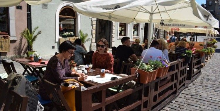 Polonya’da halk aylar sonra yeniden açılan restoranların keyfini çıkardı