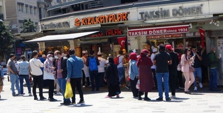 Kontrollü normalleşmenin ilk gününde Taksim’de dikkat çeken yoğunluk