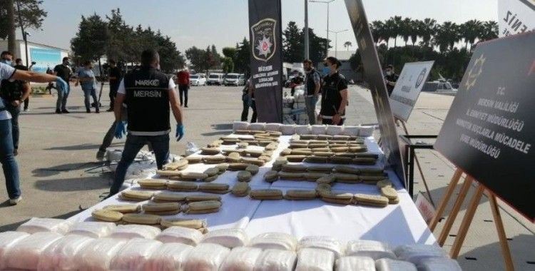 Akdeniz'de ele geçirilen 1,5 ton uyuşturucu Mersin'de sergilendi