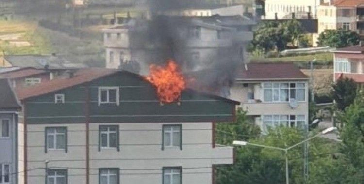 Silivri’de 4 katlı binanın çatısı alev alev yandı