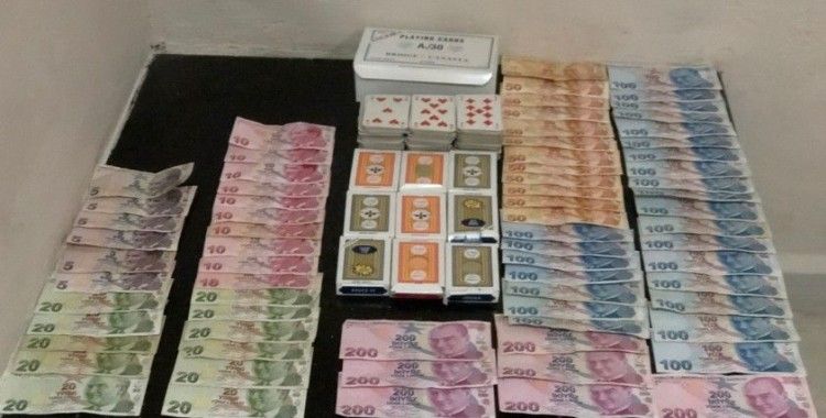 Antalya'da evde kumar oynayan 12 kişiye 110 bin 568 lira ceza
