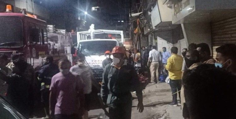 Hindistan'da bina çöktü: En az 7 ölü