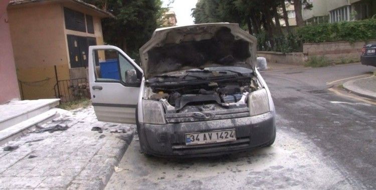 Üsküdar'da otomobili gözleri önünde alev topuna döndü