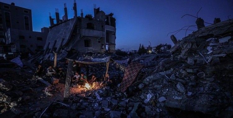 İsrail'in bombaladığı evinin enkazında yaşayan Gazzeli Arafat: Gidecek başka yerim yok