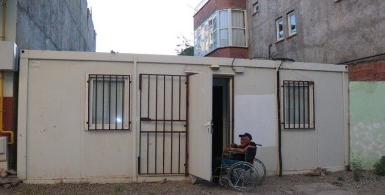 Konteynerde tek başına yaşayan engelli vatandaşın akülü sandalye talebi