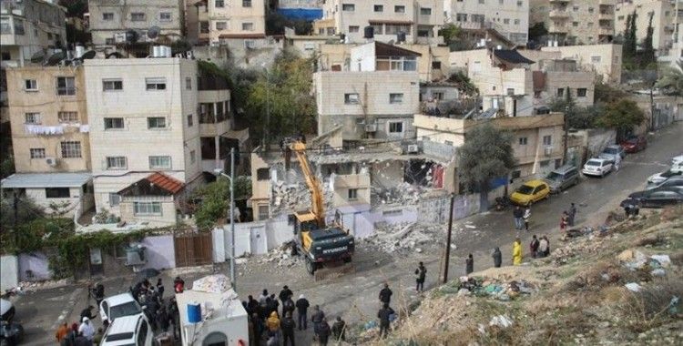 İsrail güçleri Batı Şeria'da Filistinlilere ait çadırları yıkarak bazı evlere yıkım tebligatı gönderdi