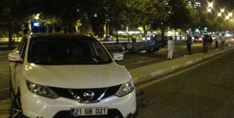 Diyarbakır’da iki lüks otomobil çarpıştı: 2 yaralı