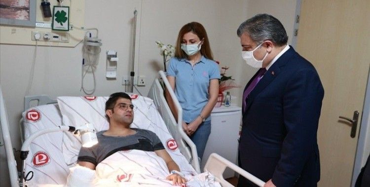 Sağlık Bakanı Koca'dan hastasının bıçaklı saldırısına uğrayan doktor Ertan İskender'e ziyaret