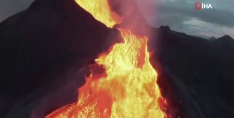 İzlanda'da patlayan yanardağı görüntüleyen İHA lavların içinde kayboldu