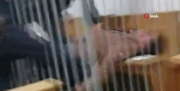 Belarus’ta bir tutuklu mahkemede boğazını kesmeye çalıştı