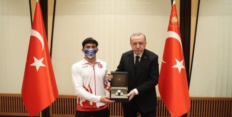 Cumhurbaşkanı Erdoğan, Mert Efe Kılıçer'i ödüllendirdi