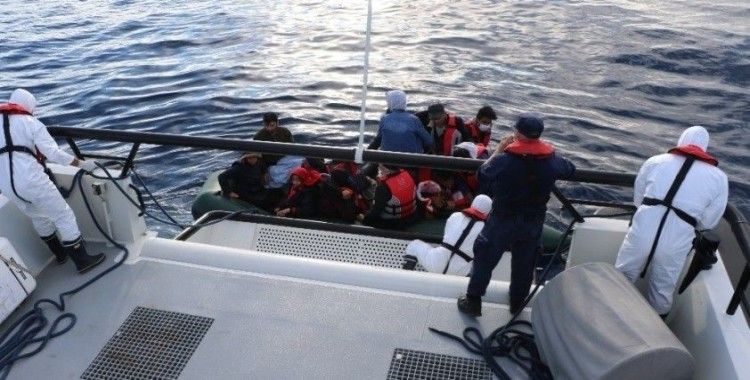 Çanakkale açıklarında 17 düzensiz göçmen kurtarıldı