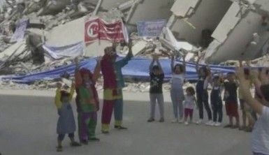 Enkaz yığınları arasında palyaço gösterisi ile çocukların yüzünü güldürdüler