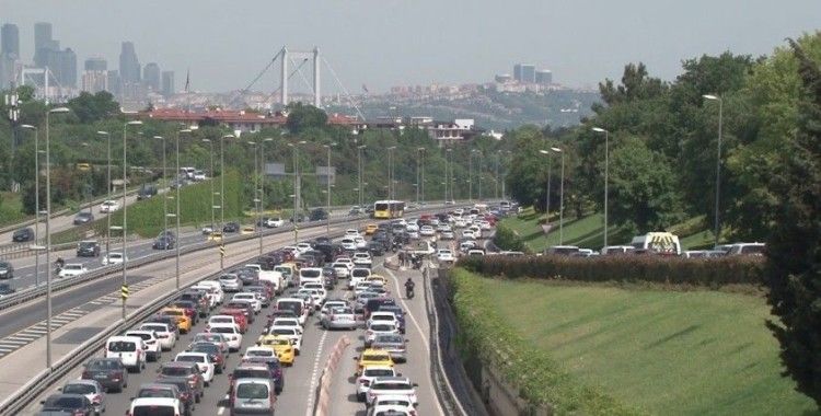 İstanbul’da kısıtlamasız ilk cumartesinde trafik yoğunluğu