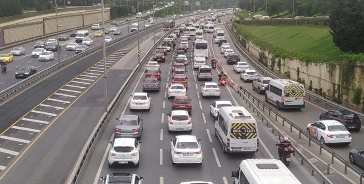 İstanbul'da kısıtlama sonrası ilk iş gününde trafik yoğunluğu