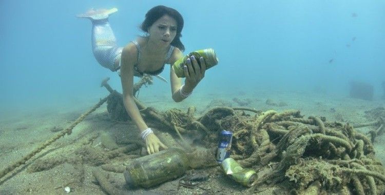 Antalya'da denizin altından çıkan çöpler, 'denizkızı'nı kızdırdı