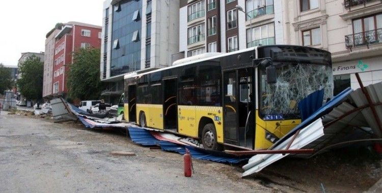 İETT otobüsü metro inşaatına çarptı