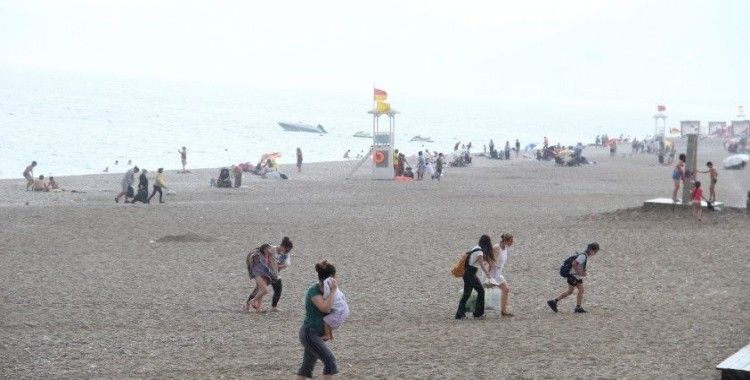 Dünyaca ünlü sahildeki tatilcilere yaz yağmuru sürprizi
