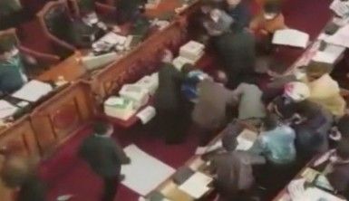 Bolivya Kongresi'nde milletvekillerinden yumruklu kavga