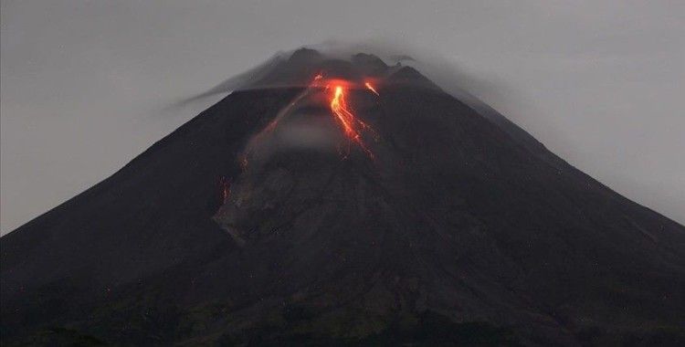 Endonezya'da Merapi Yanardağı'nda volkanik hareketlilik yaşandı